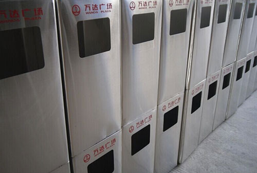 看房地產(chǎn)客戶對不銹鋼室內垃圾桶廠家的選擇