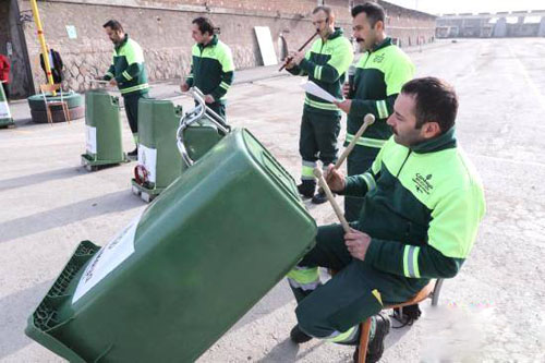 國外環(huán)衛(wèi)工用戶外垃圾桶奏響了勞動(dòng)人民的天籟之音