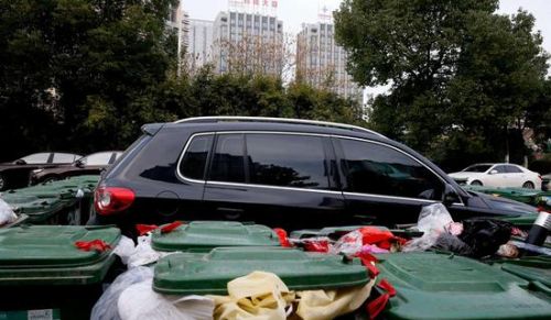汽車被垃圾桶包圍是被惡搞還是得罪人了？